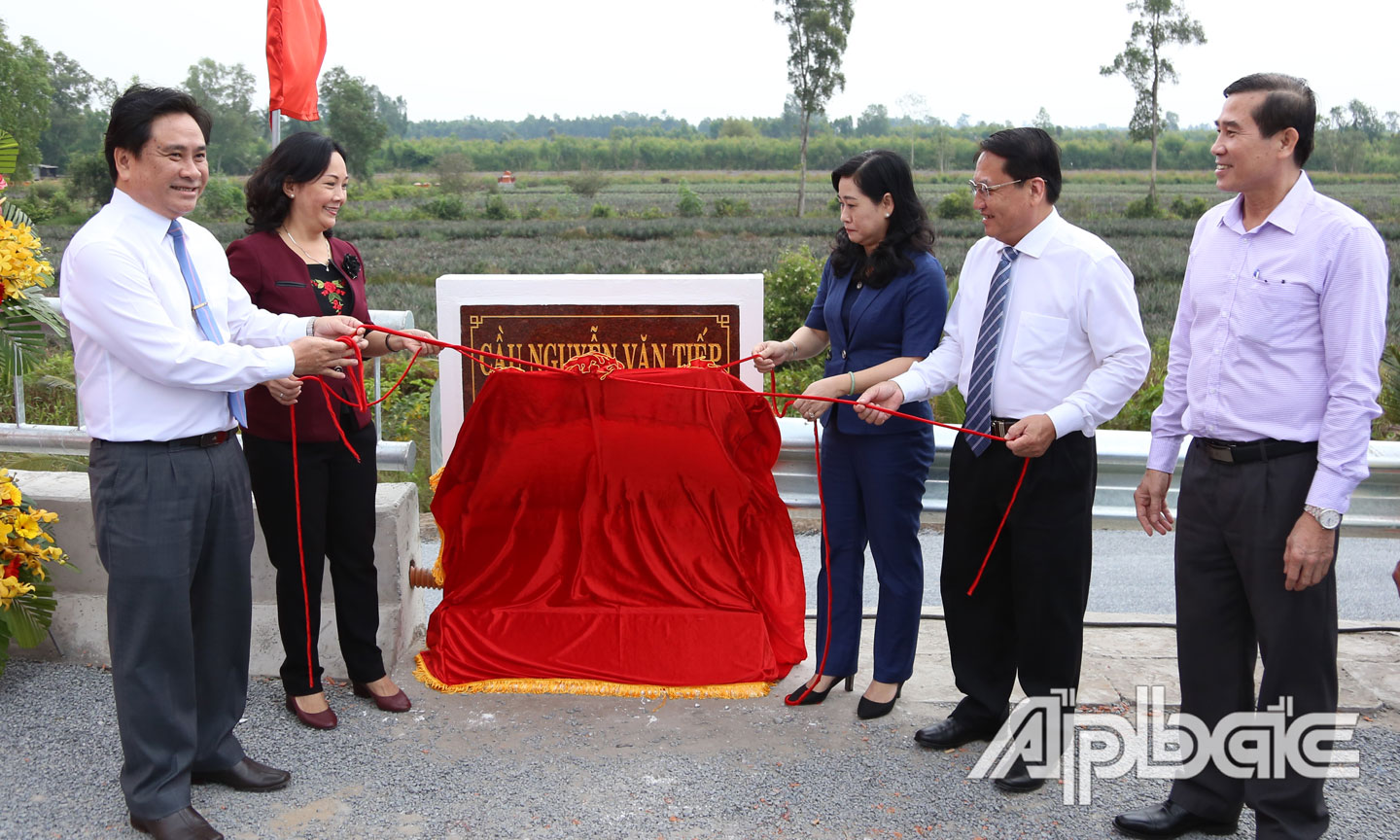 Lãnh đạo tỉnh Tiền Giang thực hiện nghi thức thông xe cầu Nguyễn Văn Tiếp.