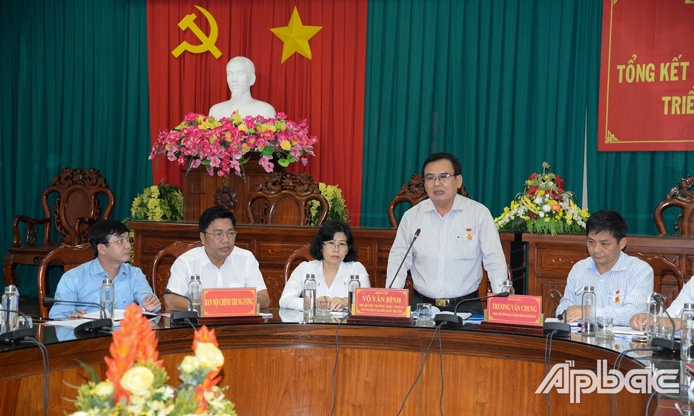 Đồng chí Võ Văn Bình phát biểu tại hội nghị.