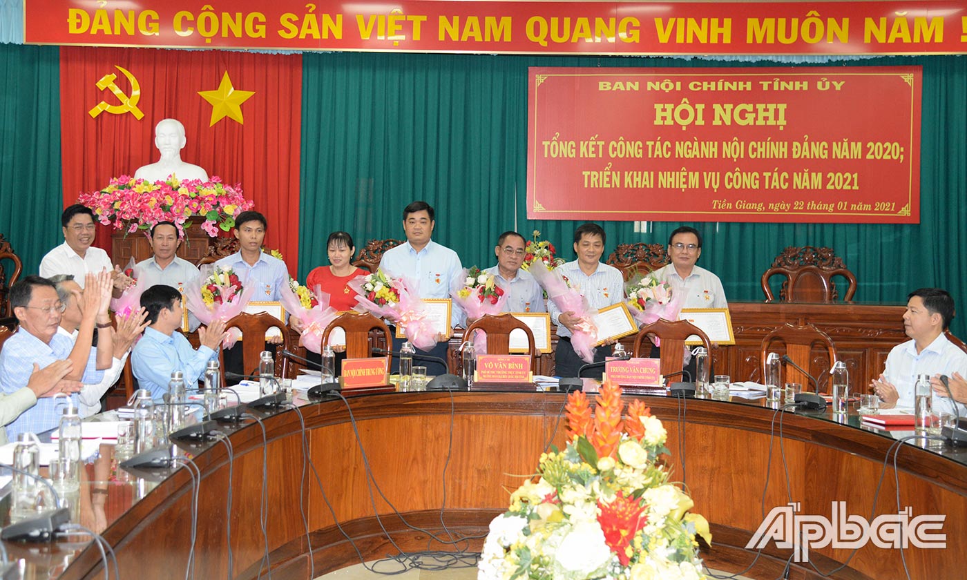 Đồng chí Trần Hoàng Kiếm trao Kỷ niệm chương “Vì sự nghiệp Nội chính Đảng” cho các cá nhân có nhiều đóng góp cho sự nghiệp xây dựng và phát triển của ngành Nội chính Đảng.