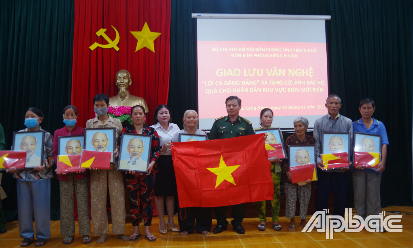 Đại diện lãnh đạo Bộ Chỉ huy BĐBP Tiền Giang, huyện Gò Công Đông và Đồn Biên phòng Kiểng Phước trao tặng cờ Tổ quốc, ảnh Bác cho các chủ phương tiện khai thác thủy sản và nhân dân trên khu vực biên giới biển.