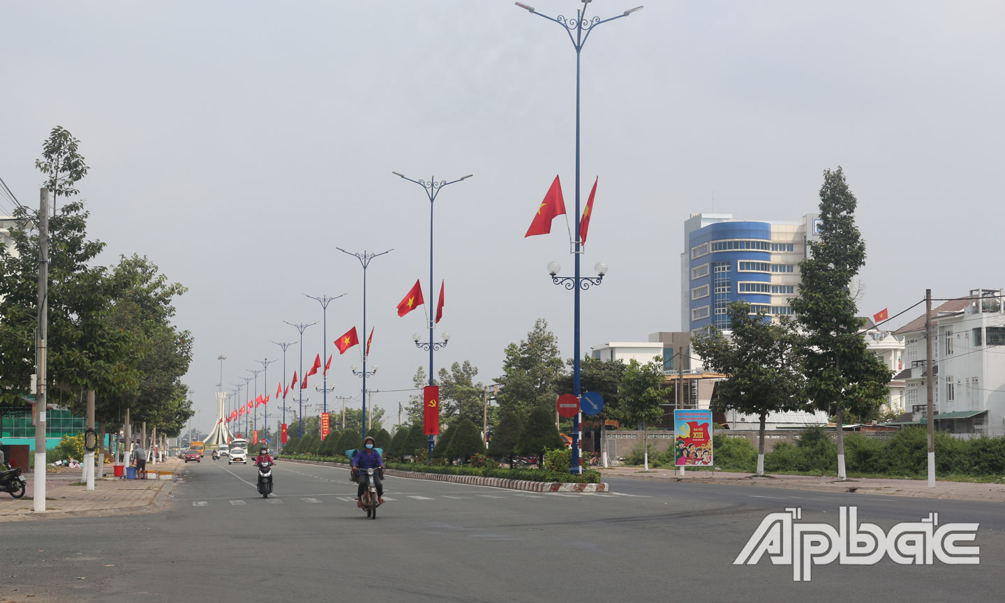 Đường Hùng Vương nối dài ngập tràn sắc cờ.