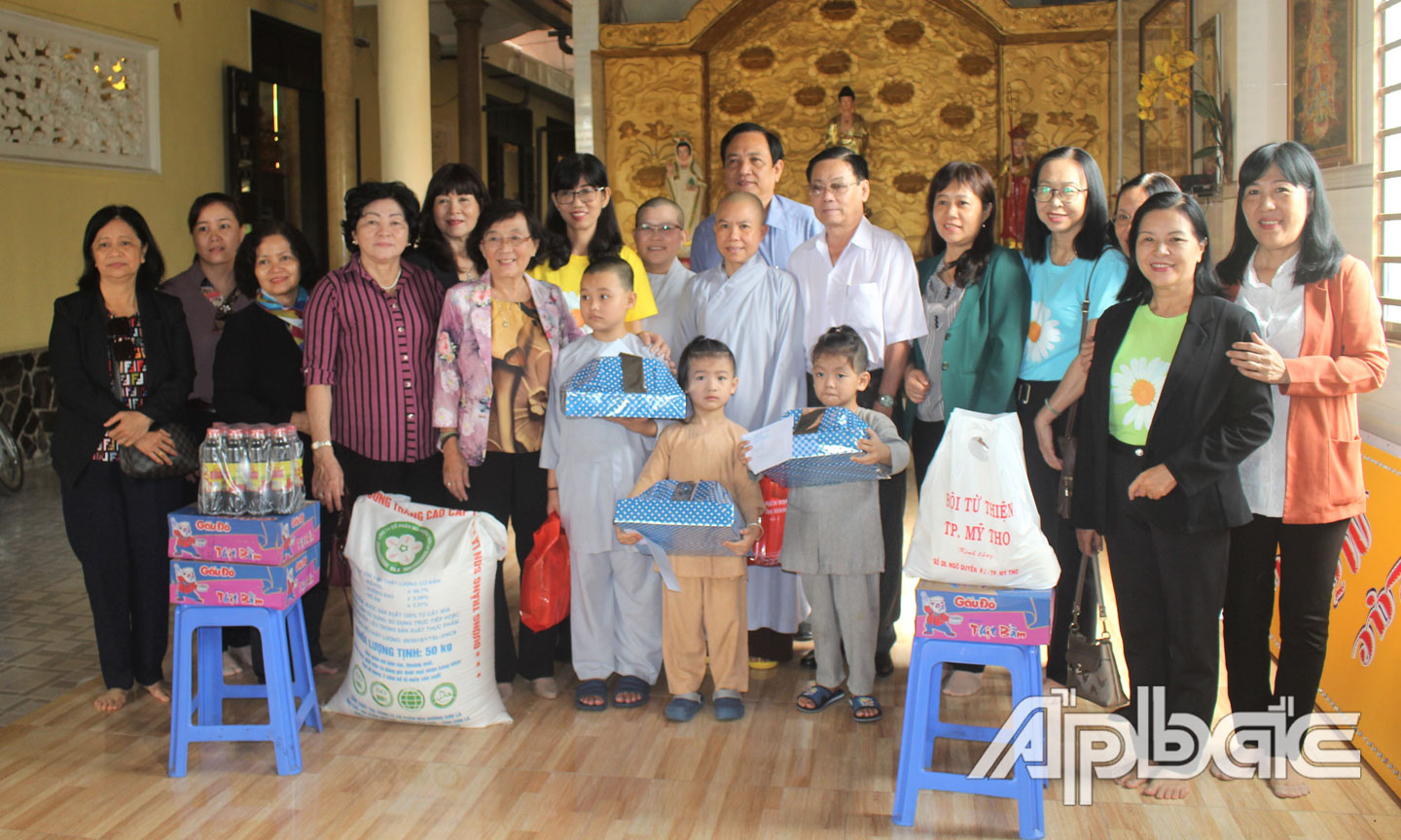 Đoàn đến thăm và tặng quà cho trẻ em cơ nhở tại cơ sở Tôn giáo.