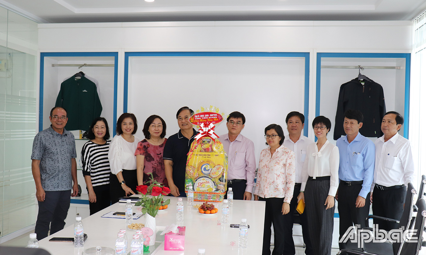 Đồng chí Nguyễn Văn Mười thăm và chúc Tết tại Chi nhánh Công ty Cổ phần Tex - Giang huyện Cai Lậy.