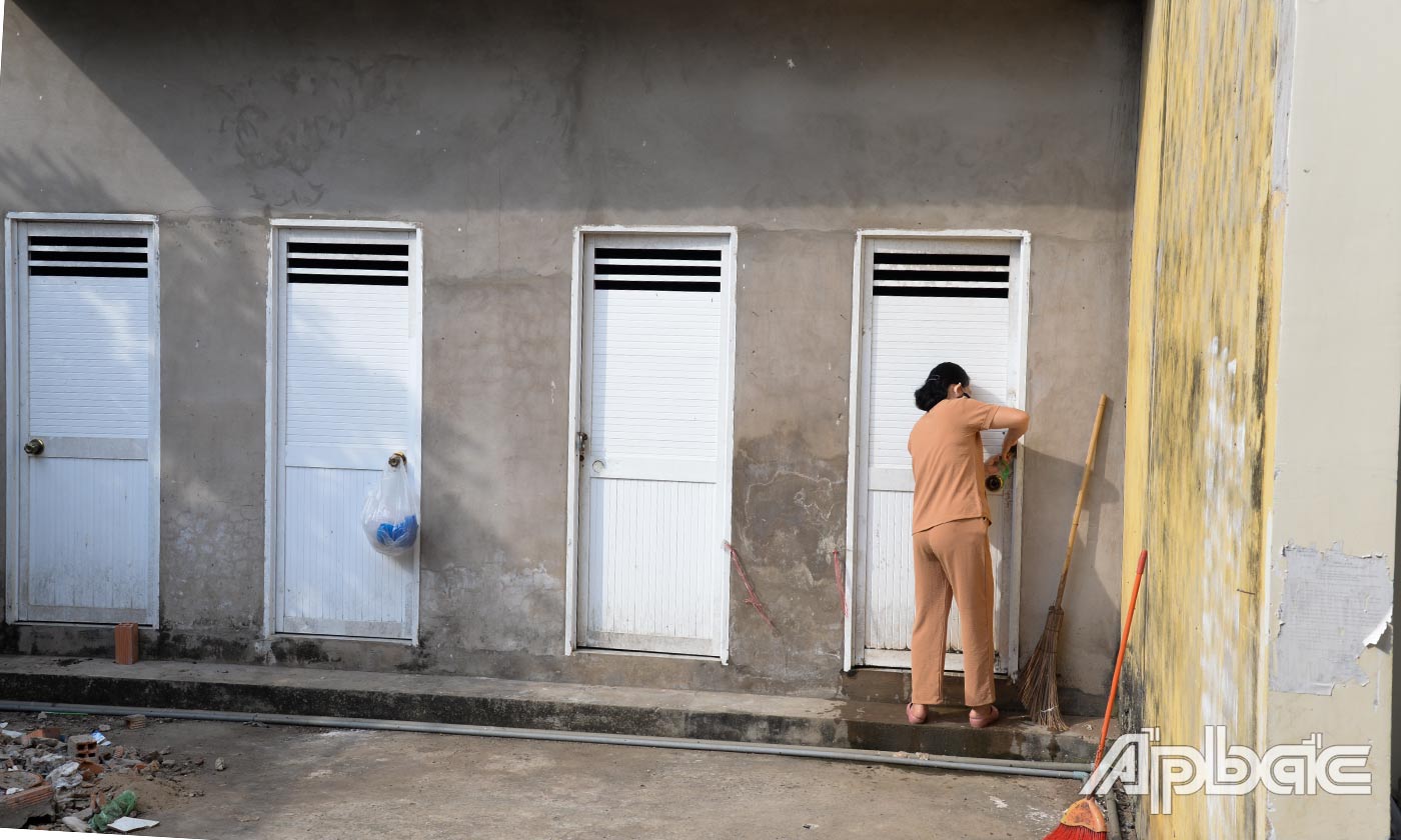 4 nhà vệ sinh trong chợ Phú Kiết bị khóa.