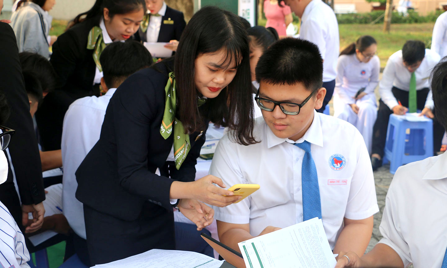 Các em học sinh trường Nguyễn Đình Chiểu  trải nghiệm VCBDigibank.