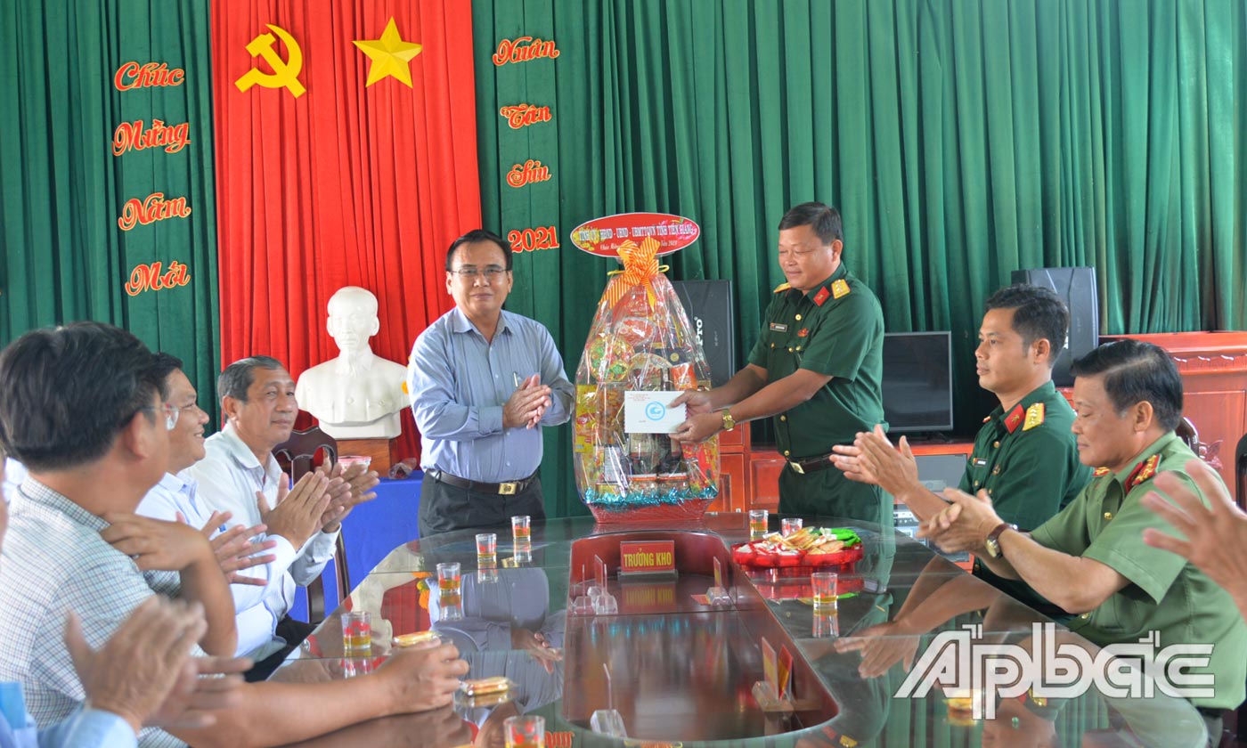 Đồng chí Võ Văn Bình thăm, chúc tết Kho K1 Bộ chỉ huy Quân sự tỉnh.