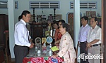 Lãnh đạo huyện Tân Phú Đông thăm, tặng quà tết gia đình chính sách