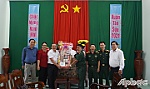 Đồng chí Nguyễn Chí Trung thăm và tặng quà các đơn vị
