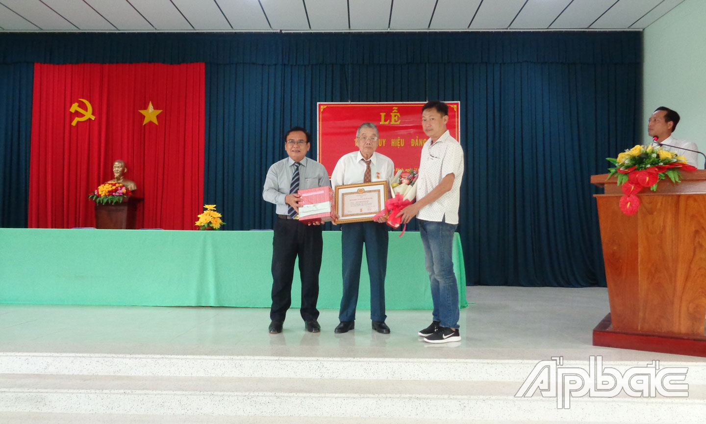 Đồng chí Võ Văn Bình trao Huy hiệu 70 năm tuổi Đảng cho đồng chí Nguyễn Văn Bang.