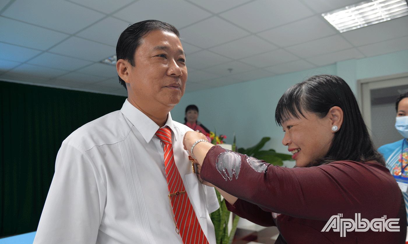 Đồng chí Thái Ngọc Bảo Trâm gắn huy hiệu cho đồng chí Võ Tấn Hiền.
