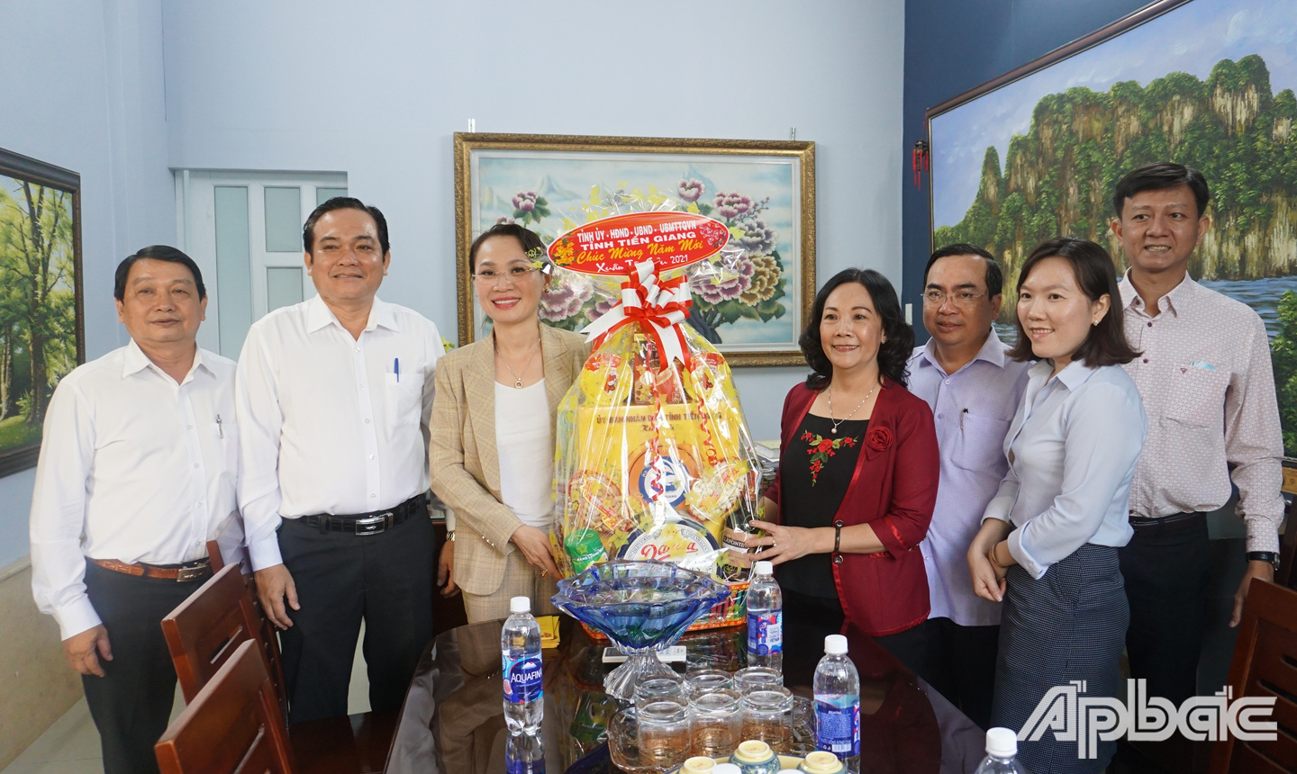 Đồng chí Nguyễn Thị Sáng thăm và tặng quà, chúc tết Công ty TNHH Xây dựng Hiệp Hòa
