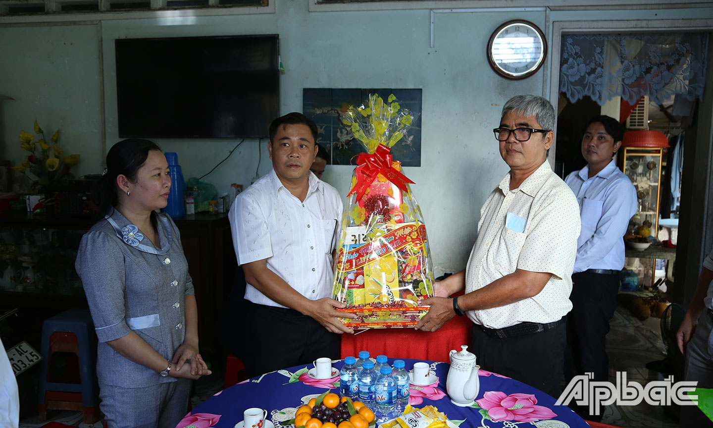 Thăm và tặng quà gia đình ông Nguyễn Trí Dũng.