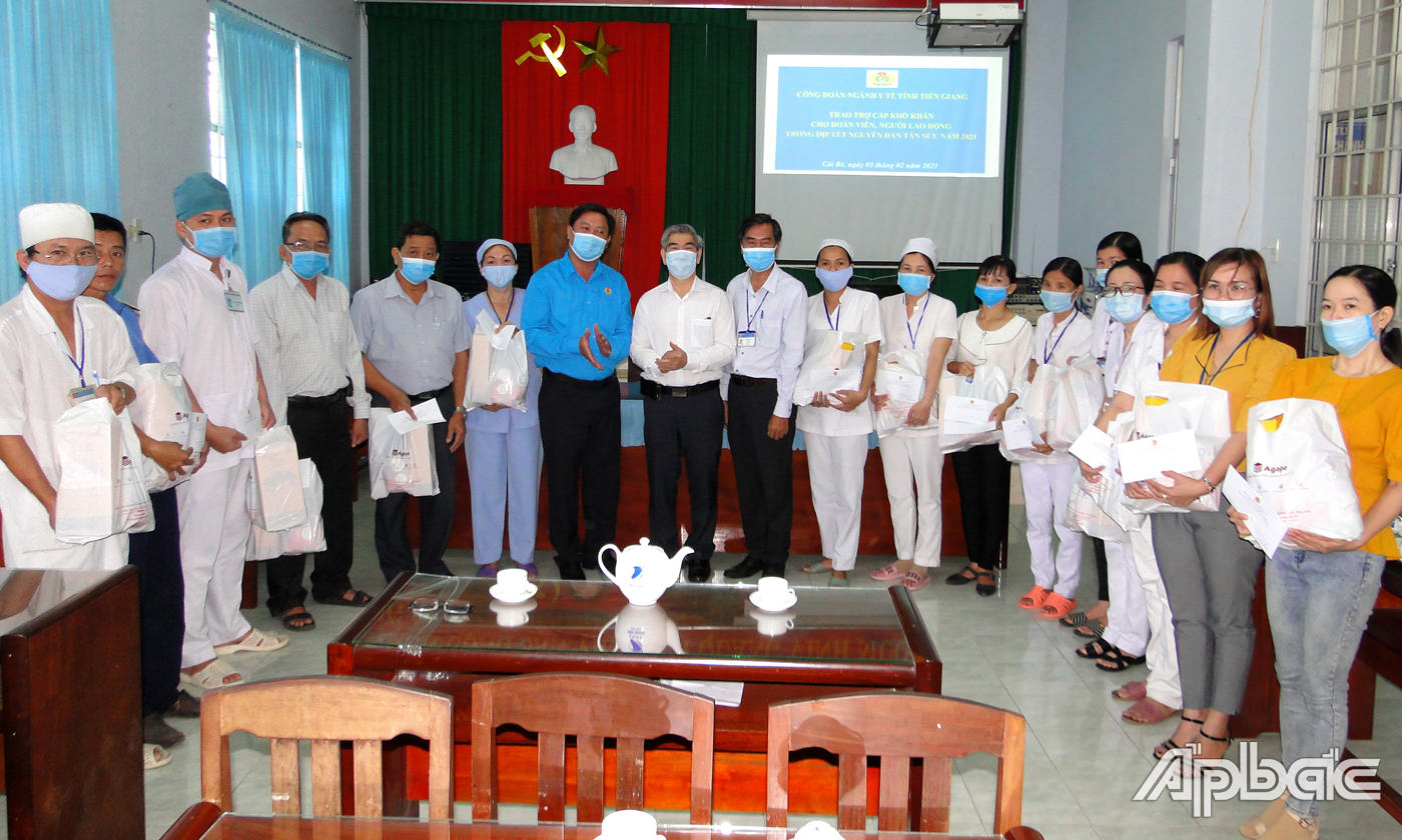 Giám đốc Sở Y tế Trần Thanh Thảo, tặng quà tại cho người lao động thuộc Trung tâm Y tế huyện Cái Bè 