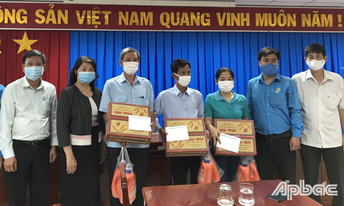 Công đoàn viên khó khăn nhận quà hỗ trợ từ Công đoàn viên chức tỉnh Tiền Giang