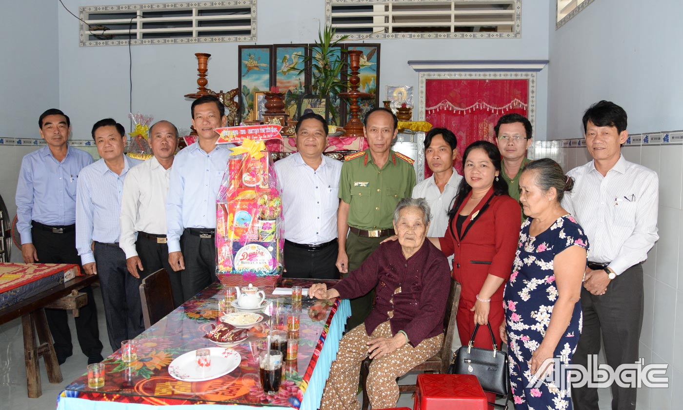 Đoàn đến thăm, tặng quà và chúc tết các Mẹ Việt Nam Anh hùng Nguyễn Thị Tư (xã Tân Thới, huyện Tân Phú Đông).