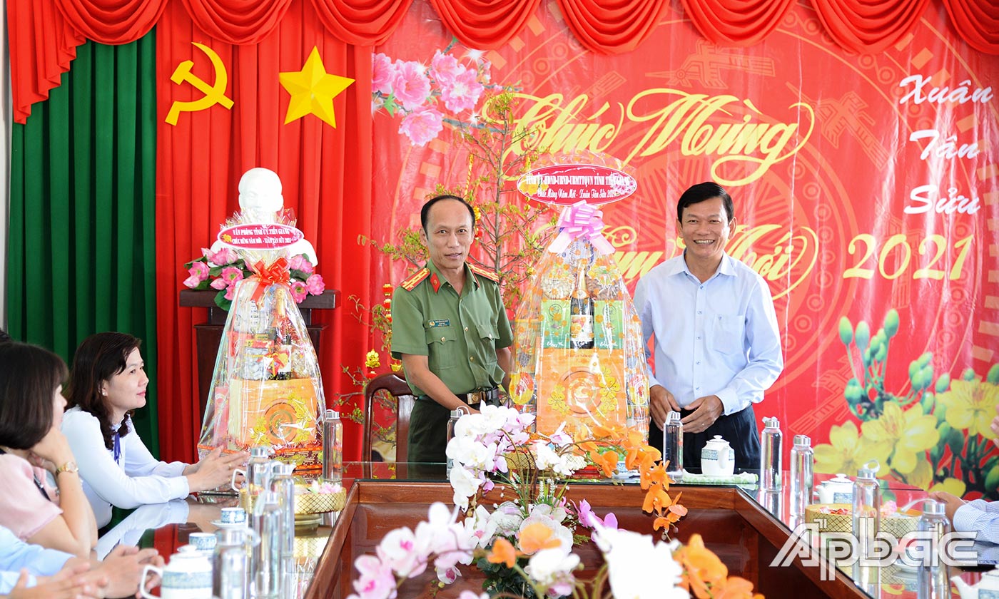 Đại tá Nguyễn Văn Nhựt chúc tết Huyện ủy Tân Phú Đông.