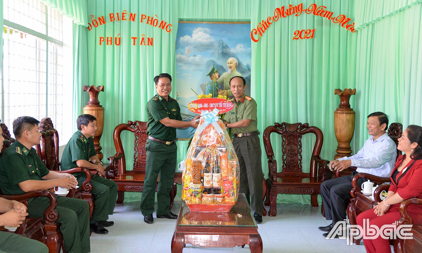 Đại tá Nguyễn Văn Nhựt thăm, tặng quà Đồn biên phòng Phú Tân.