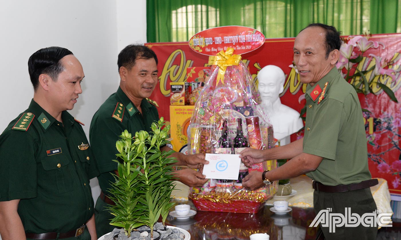 Đại tá Nguyễn Văn Nhựt tặng quà Hải đội 2.