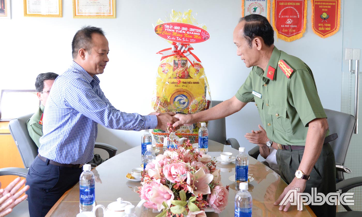 Đại tá Nguyễn Văn Nhựt thăm, chúc tết và tặng quà Công ty TNHH Nuôi trồng thủy sản Tuấn Hiền.