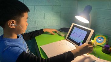 Học sinh lớp 3 Trường Tiểu học Thanh Trì học trực tuyến để đảm bảo chương trình năm học. Ảnh: VGP/Hiền Minh