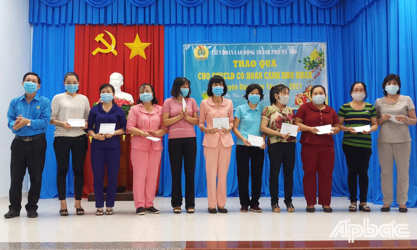 Phó Chủ tịch LĐLĐ tỉnh Tiền Giang Lê Thanh Tiền trao quà trợ cấp cho đoàn viên, người lao động