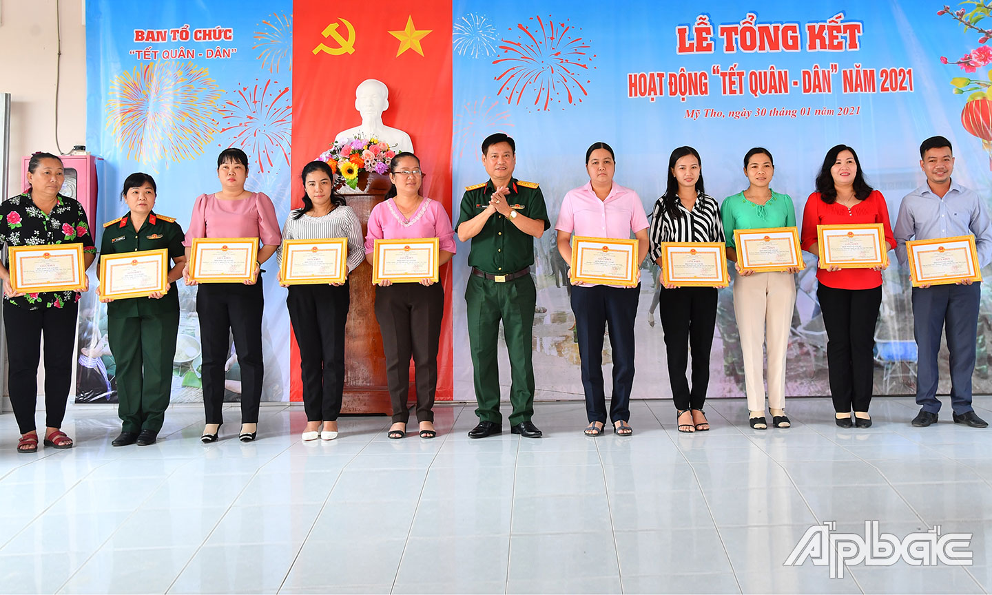 Đại tá Cao Văn Thảo, Chủ nhiệm Chính trị Bộ CHQS tỉnh  tặng Giấy khen cho các đơn vị đoạt giải trong Hội thi  chưng mâm ngũ quả.