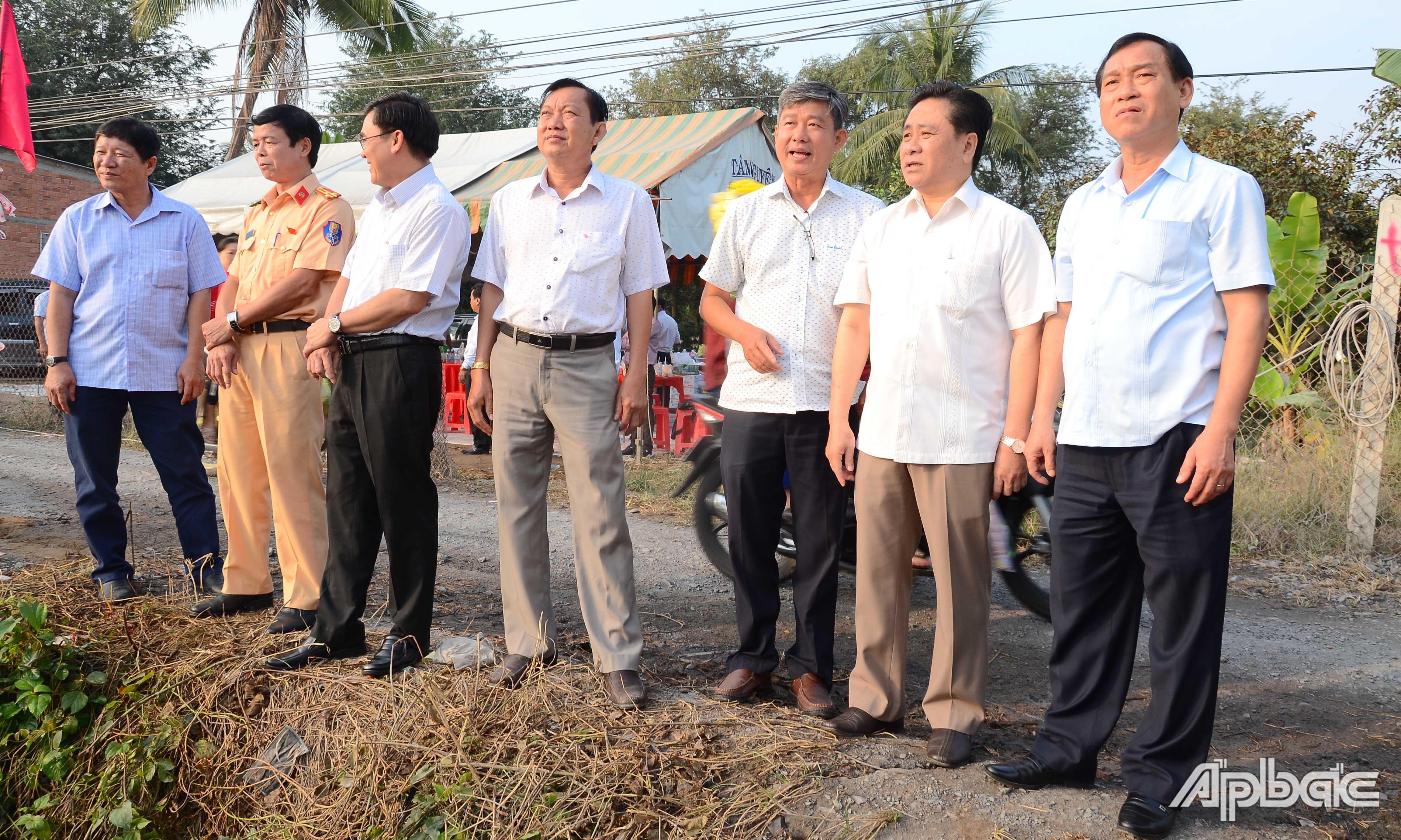 Lãnh đạo tỉnh chứng kiến hợp long đập thép kinh Nguyễn Tấn Thành.