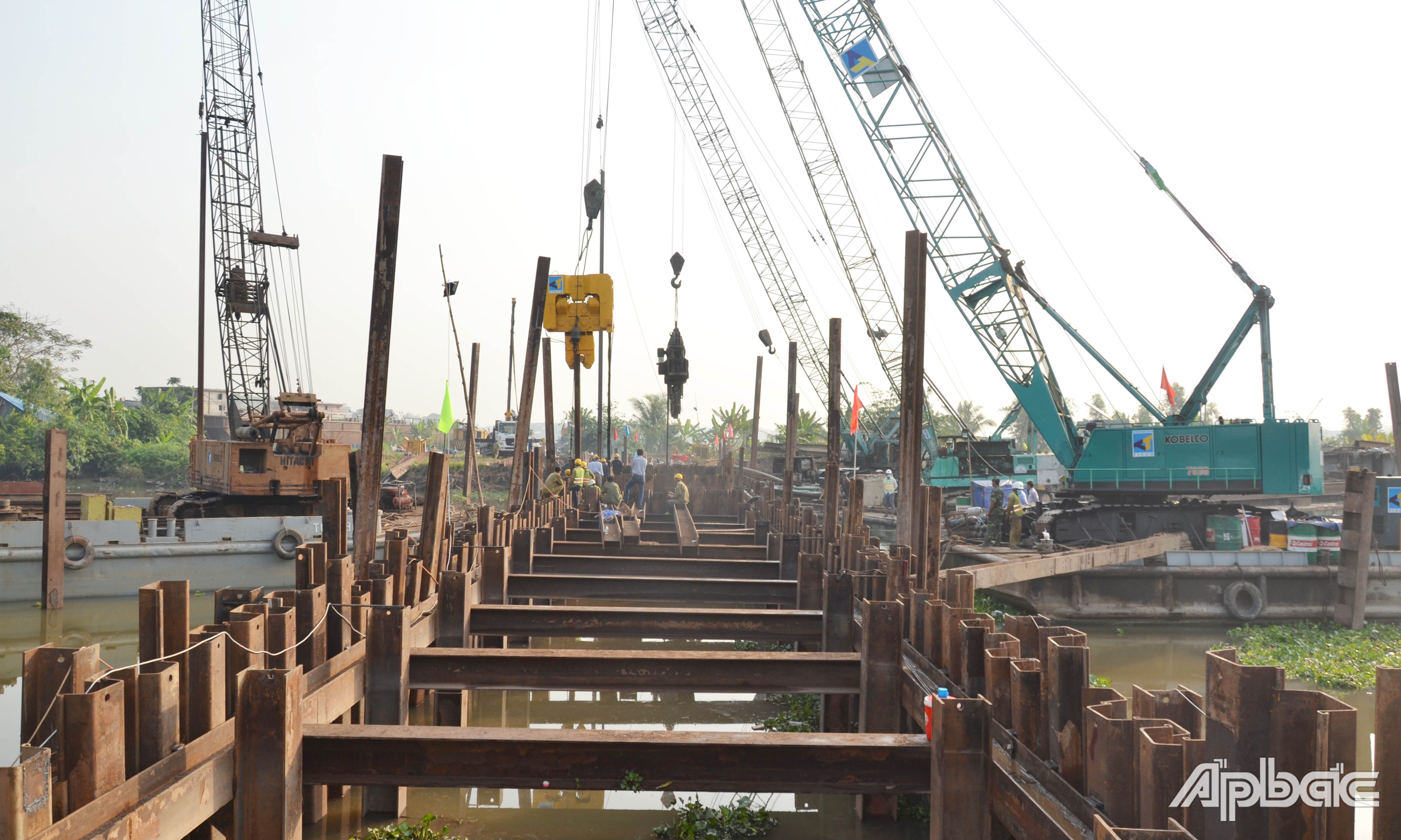 Đập thép trên kinh Nguyễn Tấn Thành sẽ hoàn thành trước Tết Nguyên đán 2021.