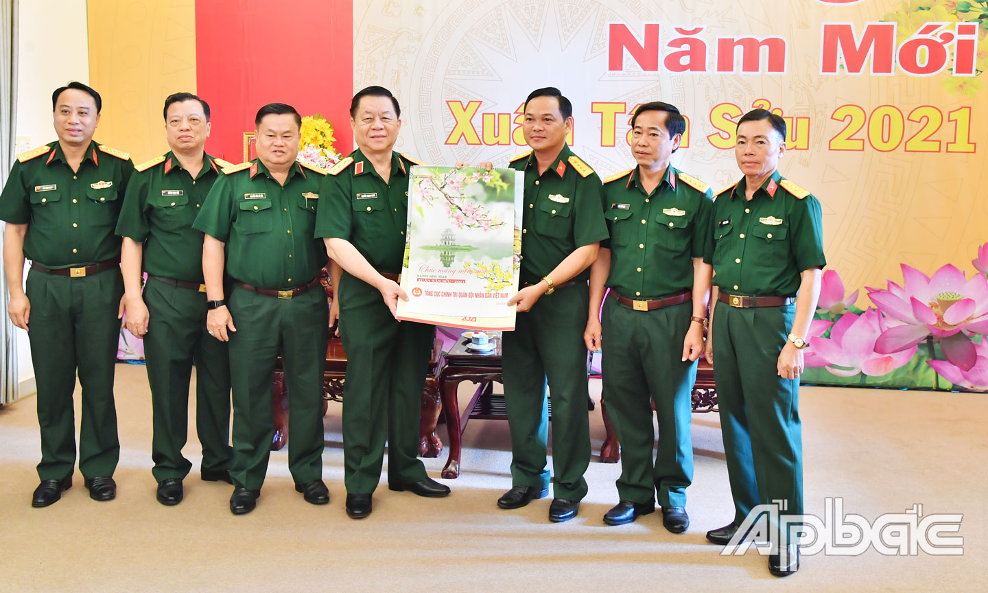 Đồng chí Thượng tướng Nguyễn Trọng Nghĩa thăm, chúc tết Bộ CHQS tỉnh.