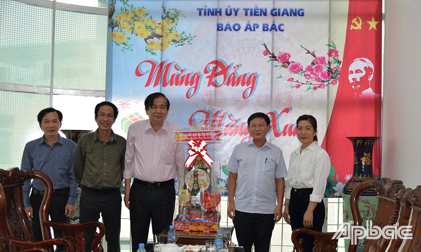 Đoàn đại biểu Quốc hội tỉnh Tiền Giang thăm, chúc tết Báo Ấp Bắc.