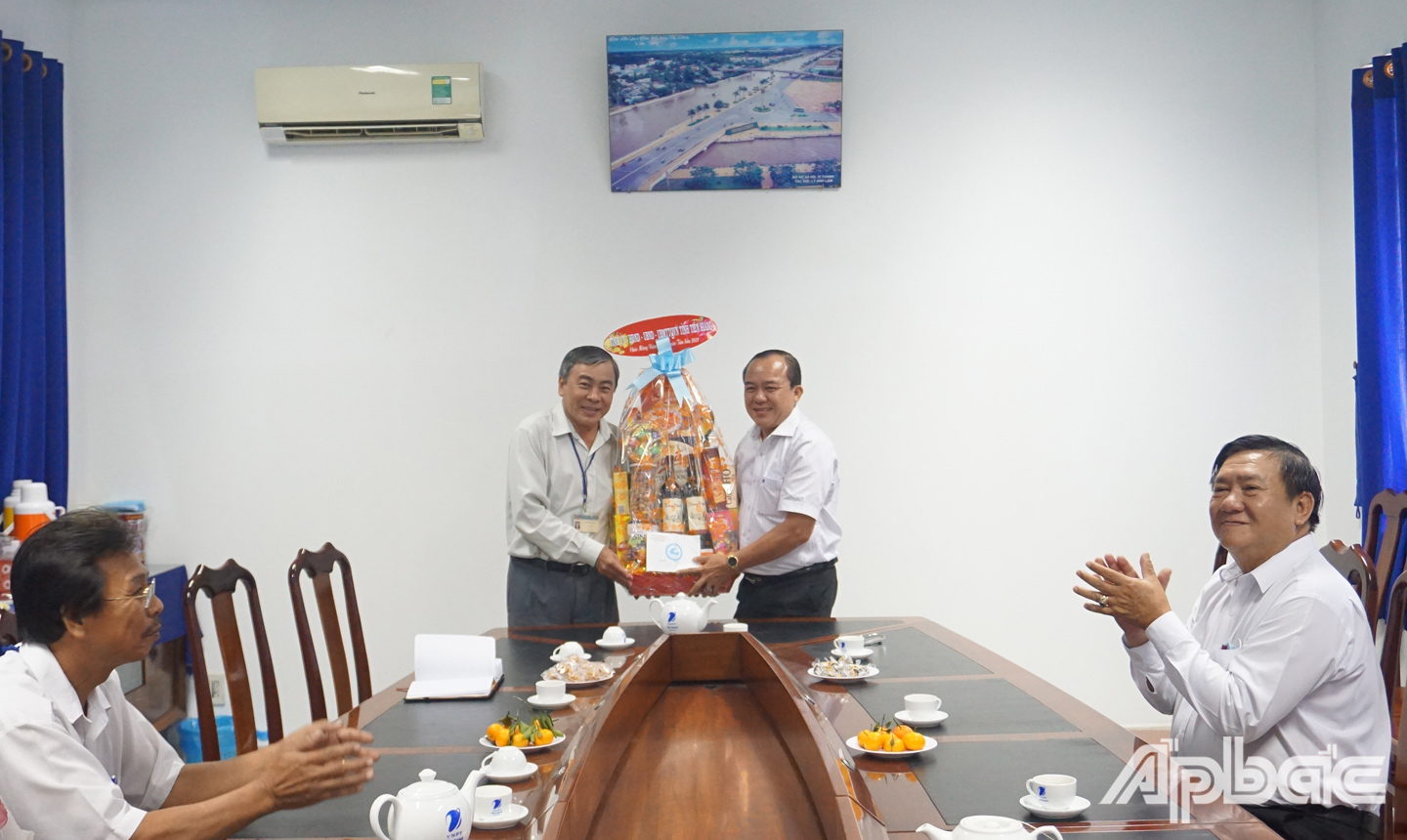 Đồng chí Nguyễn Chí Trung thăm và tặng quà Bệnh viện Lao và Phổi 