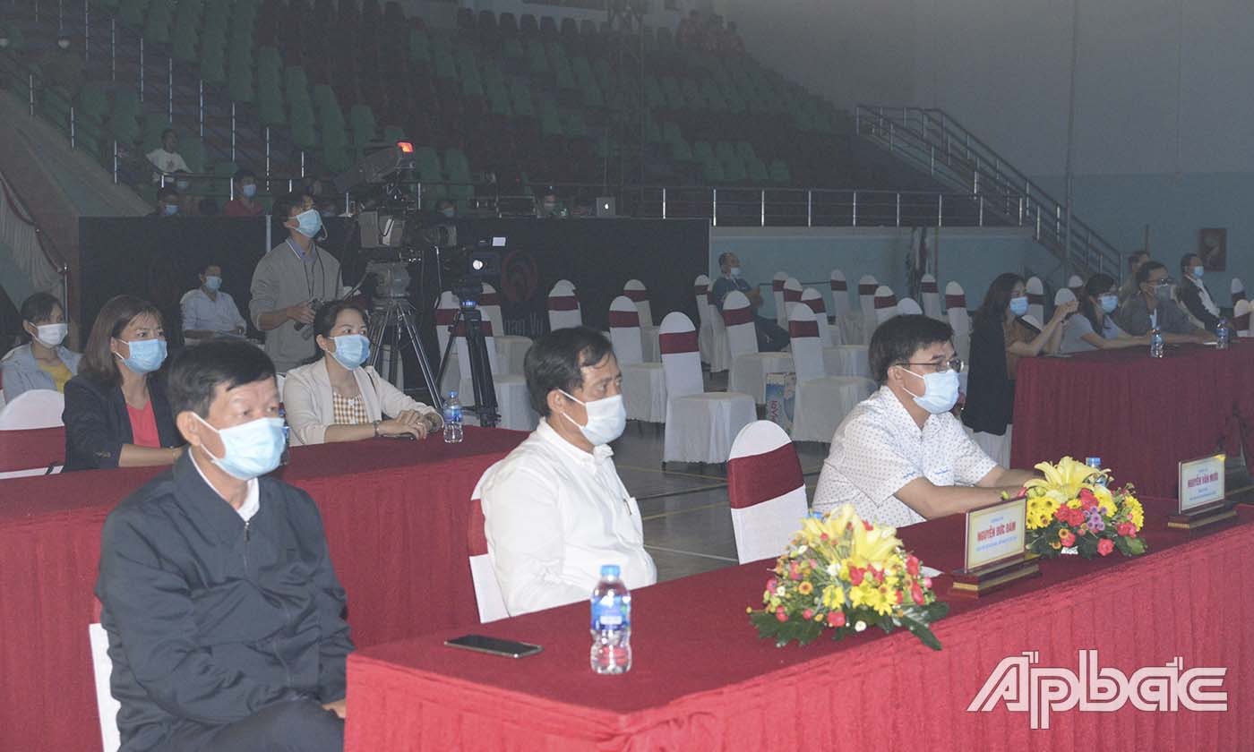 Đồng chí Nguyễn Văn Mười (hàng trước, thứ ba từ trái sang) theo dõi chương trình văn nghệ Tiền Giang chào xuân mới 2021.
