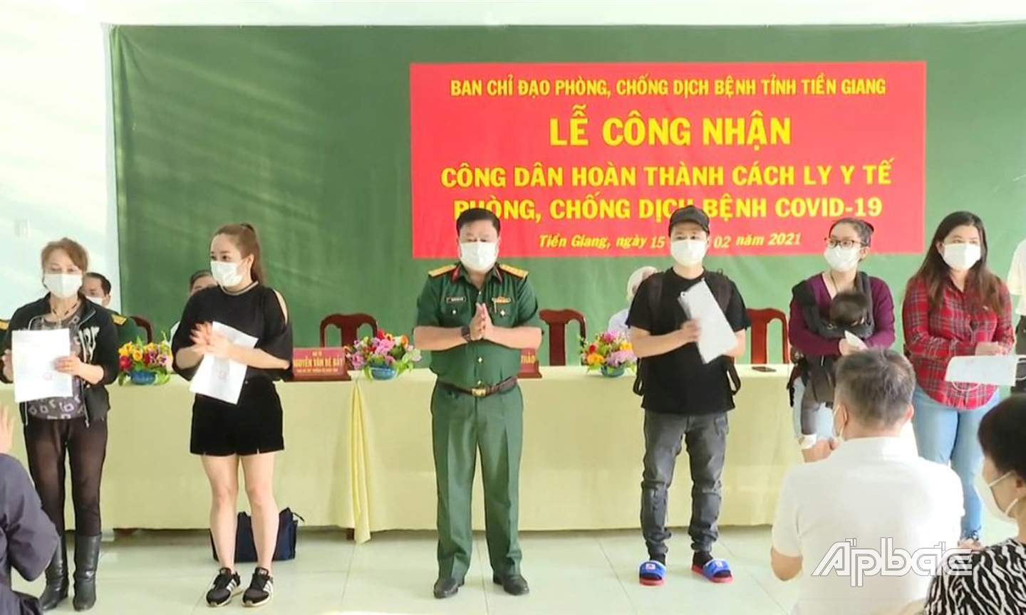 Đồng chí Nguyễn Văn Bé Bảy, Phó Chỉ huy trưởng Bộ chỉ huy quân sự tỉnh trao chứng nhận hoàn thành cách ly cho công dân