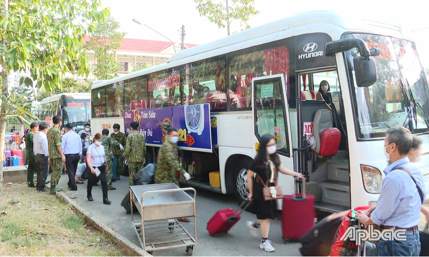 Công dân phấn khởi rời khu cách ly y tế tại Tiền Giang trở về sum họp gia đình trong những ngày đầu năm mới