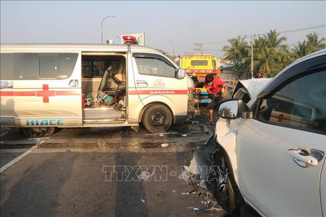 Hiện trường vụ tai nạn xảy ra sáng ngày 13/2/2021, trên cầu Cai Lậy (Quốc lộ 1) thuộc địa bàn thị xã Cai Lậy (Tiền Giang), giữa xe cấp cứu với xe du lịch 7 chỗ. Ảnh: Minh Trí/TTXVN