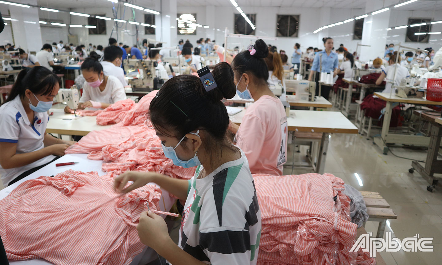 CNLĐ Công ty TNHH May mặc xuất nhập khẩu Hoan Vinh tuân thủ đeo khẩu trang khi làm việc.