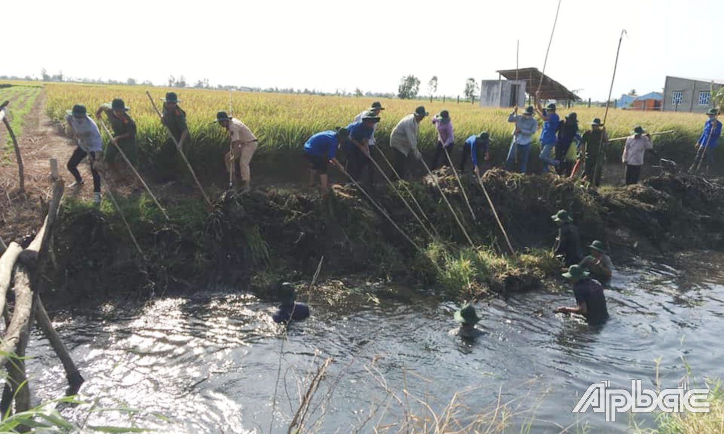 Đoàn viên, thanh niên huyện Tân Phú Đông tham gia khai thông dòng chảy kinh nội đồng tại xã Phú Đông năm 2020. 