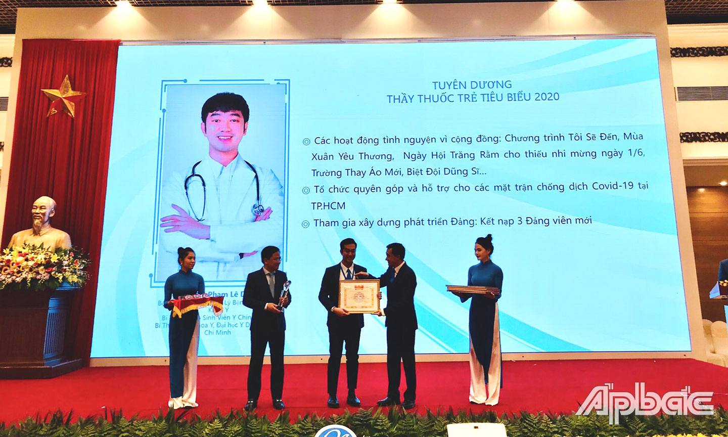TS.BS. Phạm Lê Duy (thứ ba từ phải qua) tại Lễ tôn vinh “Thầy thuốc trẻ tiêu biểu năm 2020”.