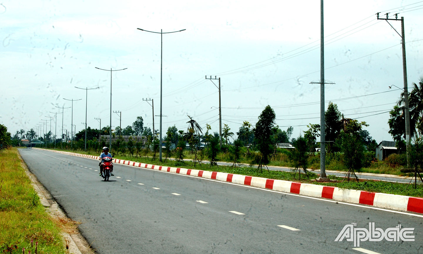 Tuyến đường xanh - sạch - đẹp dẫn vào Khu hành chính mới của huyện Tân Phú Đông.