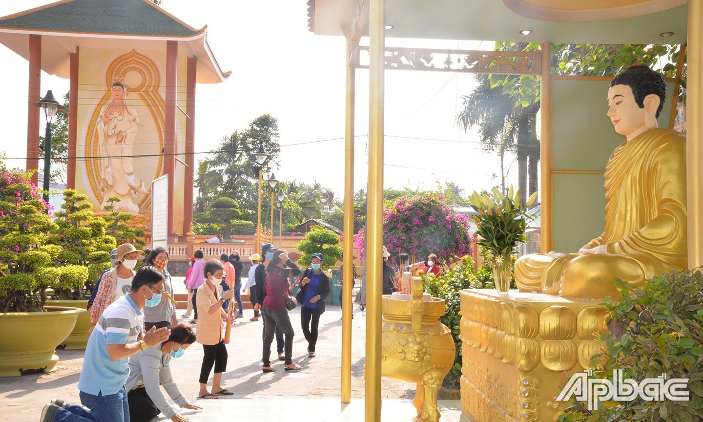 Người dân viếng chùa Vĩnh Tràng (TP. Mỹ Tho) cúng Phật, cầu cho quốc thái dân an…