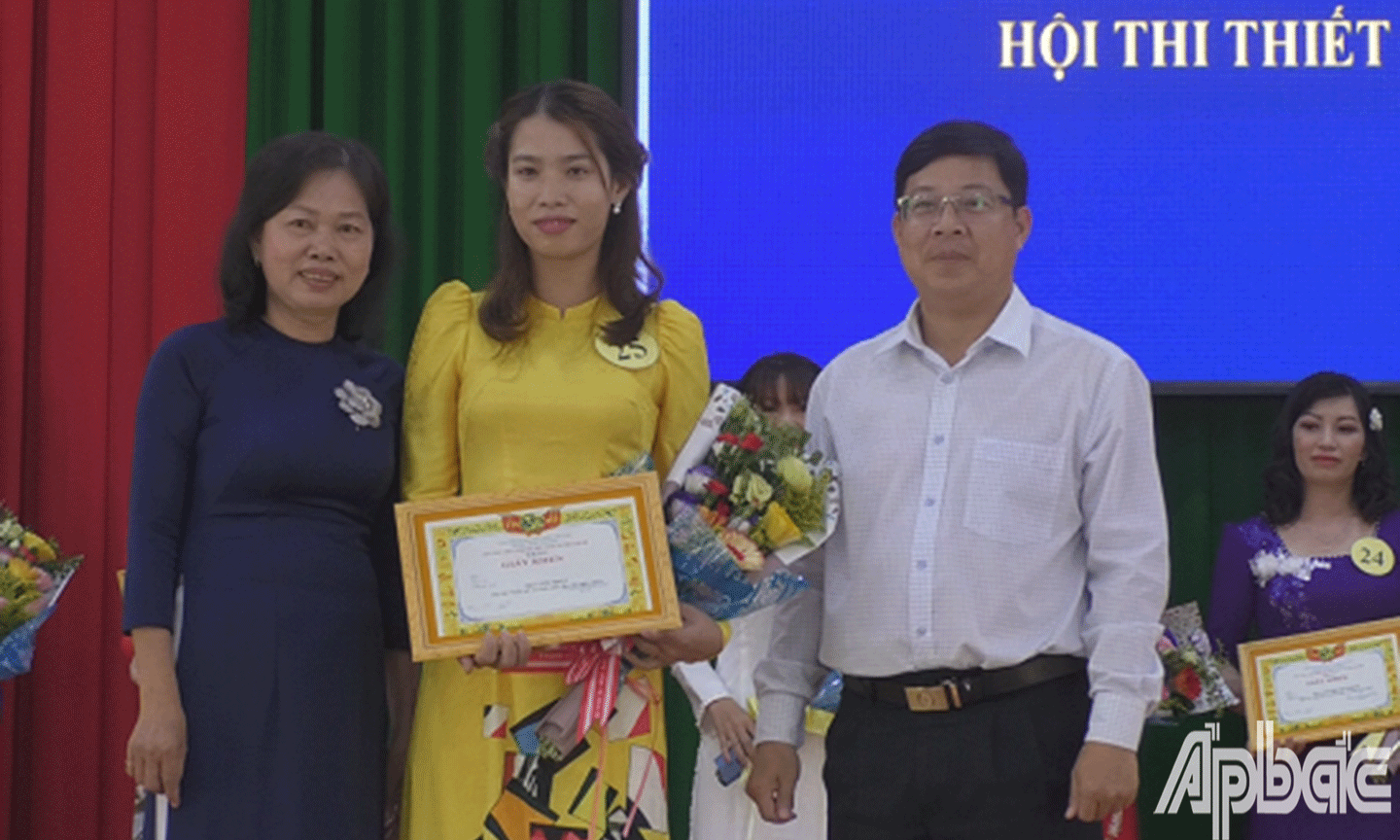 Bí thư huyện ủy Trần Thanh Nguyên trao giải Nhất cho đơn vị xã Mỹ Tân.