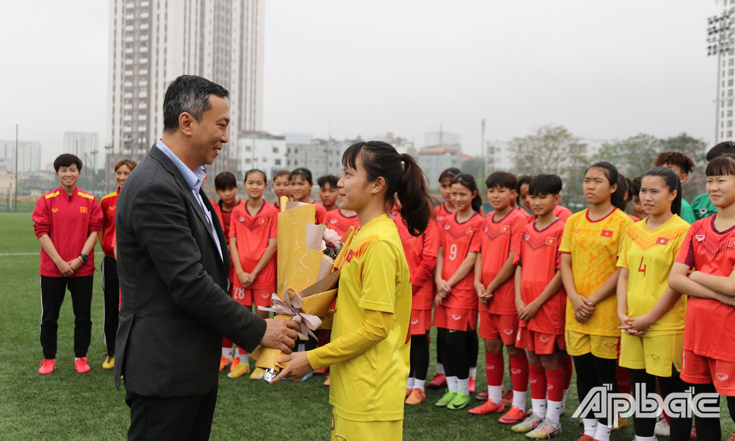 Lãnh đạo LĐBĐVN gặp mặt hai đội Dự tuyển Nữ trẻ QG trước buổi tập tại sân Nhân tạo Trung tâm đào tạo bóng đá trẻ Việt Nam