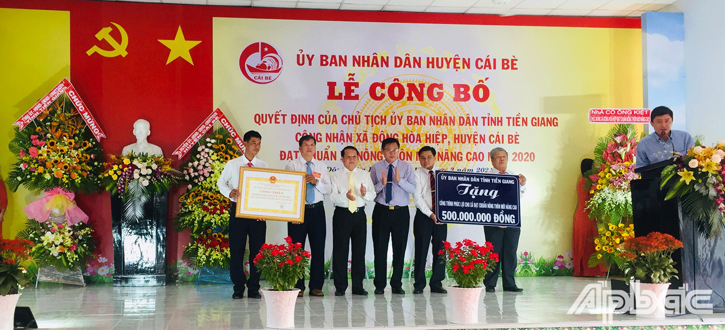 Ủy ban nhân dân tỉnh trao Bằng công nhận xã đạt chuẩn nông thôn mới nâng cao và công trình phúc lợi 500 triệu  đồng cho xã Đông Hòa Hiệp. 
