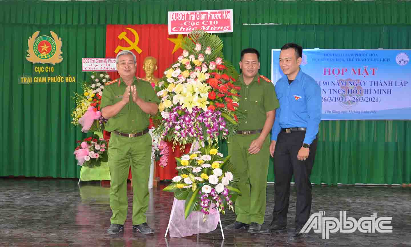 Đại tá Nguyễn Văn Bé Chính, Phó Bí thư Đảng ủy, Phó Giám thị Trại giam Phước Hòa tặng hoa chức mừng buổi họp mặt.