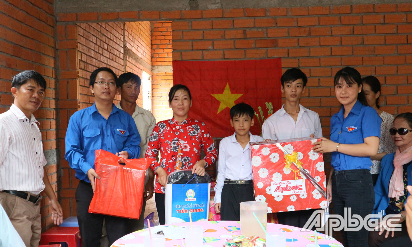 Chi đoàn cơ sở Báo Ấp Bắc phối hợp các đơn vị, nhà hảo tâm bàn giao nhà tình thương cho chị Nguyễn Thị Cẩm, xã Mỹ Tân, huyện Cái Bè.