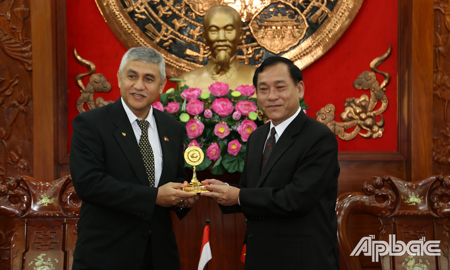 Chủ tịch UBND tỉnh Nguyễn Văn Vĩnh  tặng quà lưu niệm cho Tổng Lãnh sự In]