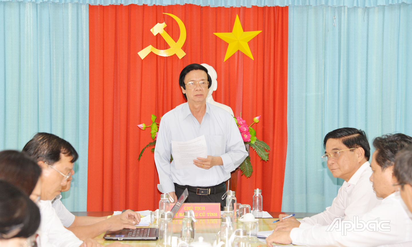 Đồng chí Nguyễn Văn Danh đánh giá cao nỗ lực của thành viên ủy ban bầu cử các cấp trong tỉnh, thời gian qua đã nỗ lực thực hiện tốt công tác chuẩn bị bầu cử theo đúng tiến độ và quy định