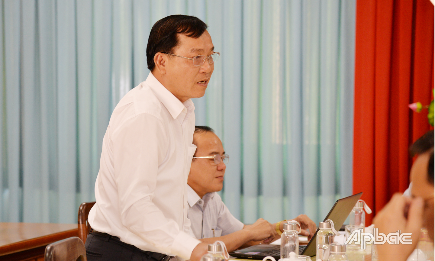Đồng chí Nguyễn Văn Vĩnh, Phó Bí thư Tỉnh ủy, Chủ tịch UBND tỉnh, Phó Chủ tịch Ủy ban bầu cử tỉnh giải đáp về những vướng mắc của thành viên.