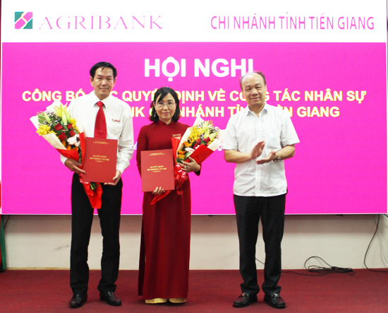 Ông Nguyễn Minh Trí (bìa phải) trao Quyết định bổ nhiệm và quyết định bổ nhiệm lại cho chức danh Phó Giám đốc Agribank Tiền Giang