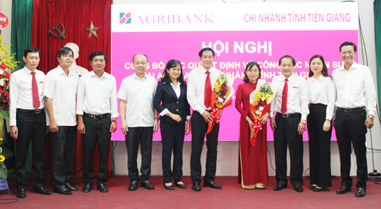 Lãnh đạo Tỉnh và Lãnh đạo Agribank chúc mừng Phó Giám đốc Trương Văn Đoàn và Tân Phó Giám đốc Đinh Thị Thanh Tuyền.